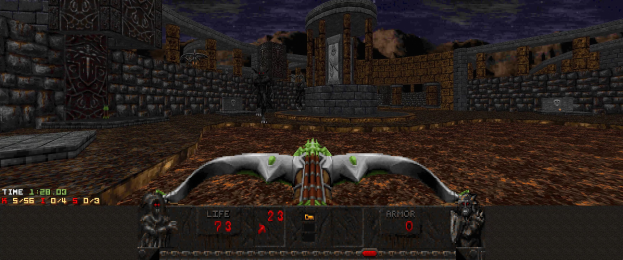 Eine Dungeon-Szene aus *Dungeon Master II* mit einem Drachen in der Mitte, umgeben von Wänden, Säulen und Gegenständen, mit Spielerdaten am unteren Rand.