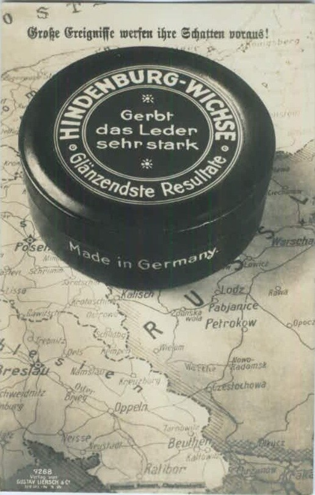 Schwarz-weiß-Foto einer Kiste mit der Aufschrift "Hindenburg-Wiche, Deutschland" mit einer Karte im Hintergrund.