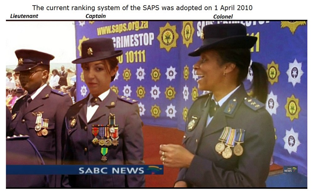 Gruppe von Menschen in Uniformen und Hüten mit einem Banner, das Text über das SAP-Rankingsystem und dessen Einführung am 1. April 2010 anzeigt.