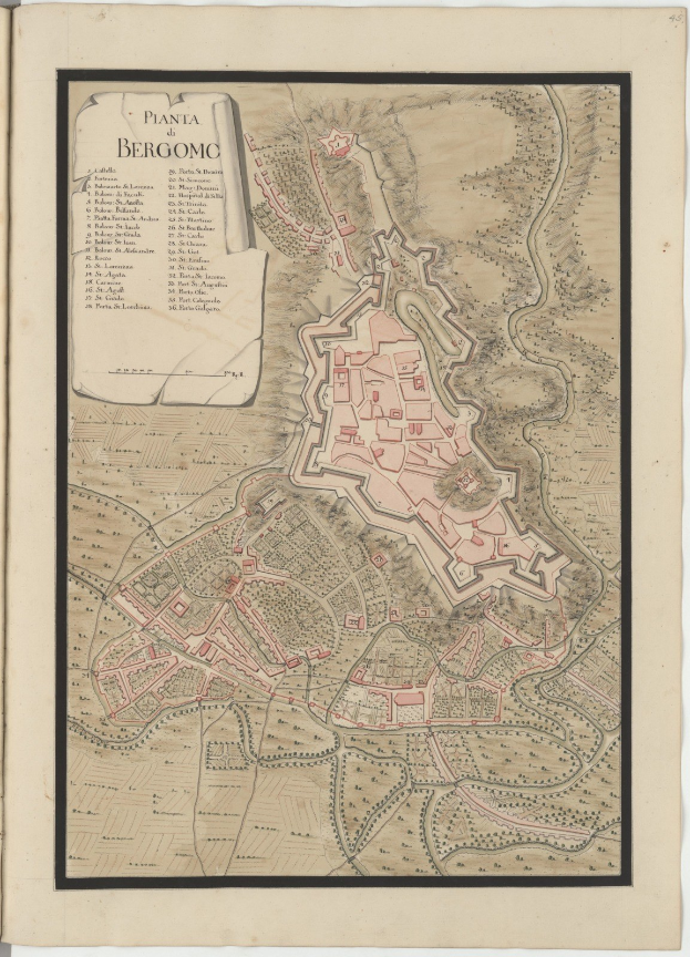 Ein detaillierter Stadtplan von Bergamo, Italien, auf einem alten Buch gedruckt, der Straßen, Gebäude und Sehenswürdigkeiten zeigt, mit begleitendem Text über die Bevölkerung, Geschichte und Kultur der Stadt.