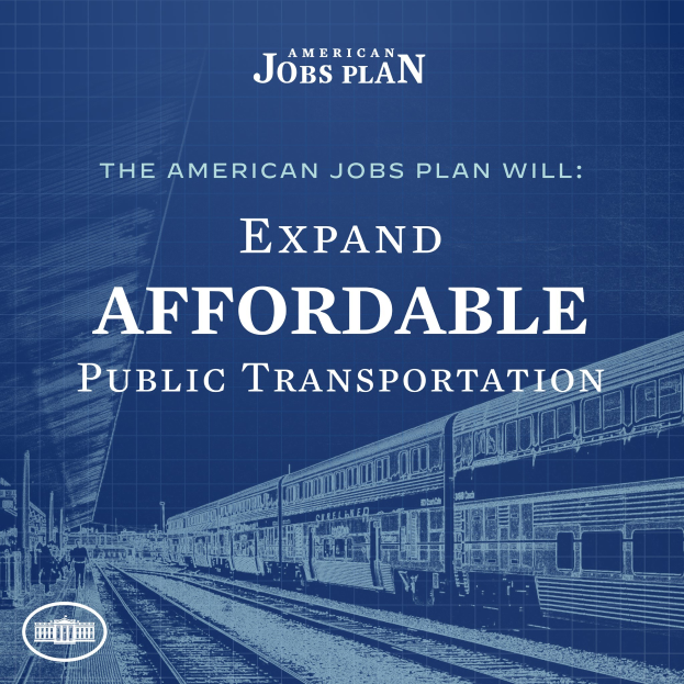 Plakat mit einer Bahn auf einem Eisenbahngeleise mit mehreren Menschen in der Nähe, begleitet von Text, der besagt: "Der American Jobs Plan wird erschwingliche Öffentliche Verkehrsmittel ausbauen."