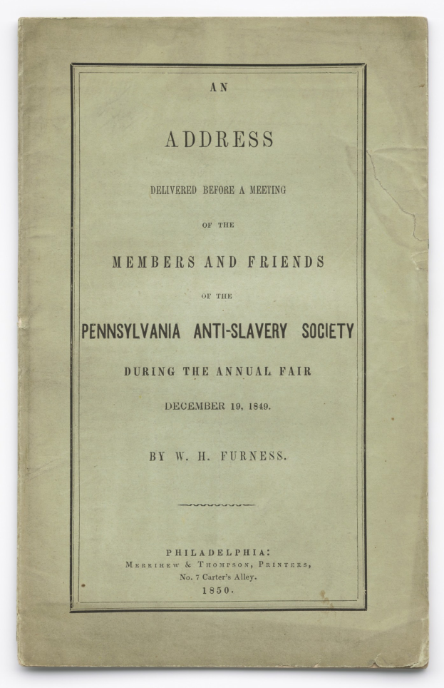 Ein aufgeschlagenes Buch mit dem Titel "Eine Ansprache vor einer Versammlung der Mitglieder und Freunde der Pennsylvania Anti-Slavery Society während der jährlichen Messe" mit sichtbarem schwarzem Tintentext auf der Seite.