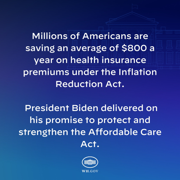 Blauer Hintergrund mit weißer Schrift, die besagt "Millionen von Amerikanern sparen durchschnittlich 800 Dollar im Jahr bei den Gesundheitsversicherungsprämien unter dem Inflation Reduction Act" in der Mitte, mit einem Logo.