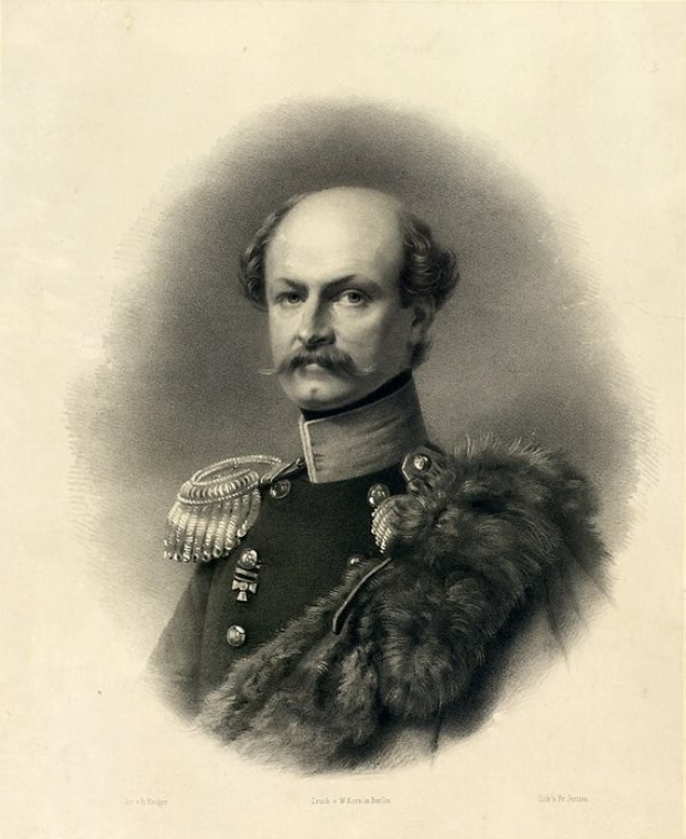 Schwarz-weißes Porträt eines Mannes in militärischer Uniform mit Schnurrbart, der mutmaßlich Friedrich V. von Berlin ist, mit Text unten.