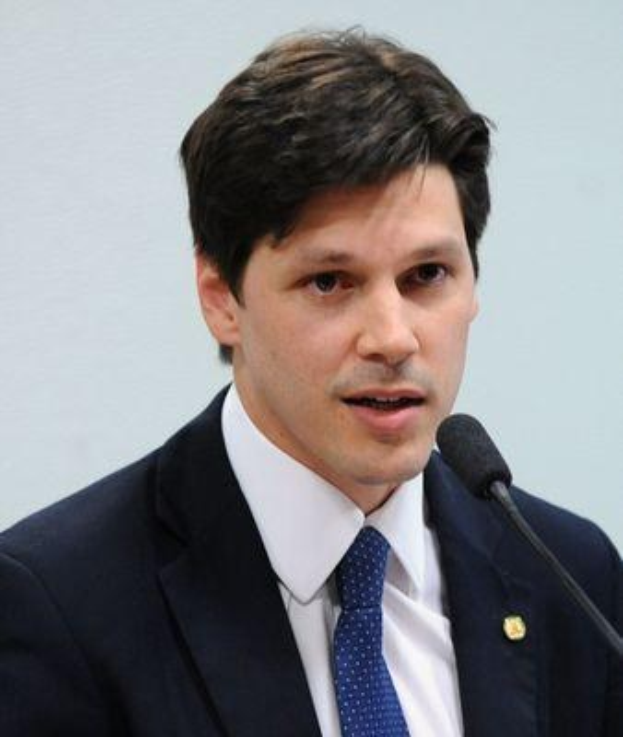 Ein Mann im Anzug spricht in ein Mikrofon an einem Rednerpult, wahrscheinlich zur Genehmigung eines Gesetzes zur Internet-Sperre durch die Regierung.