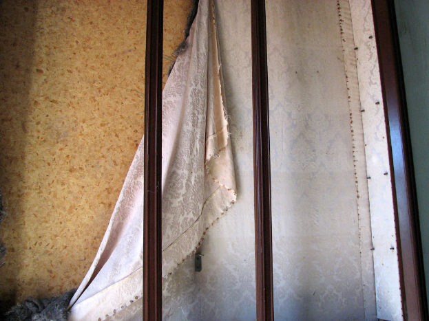 Eiserne Pfosten, Vorhang und Wand im Vordergrund.