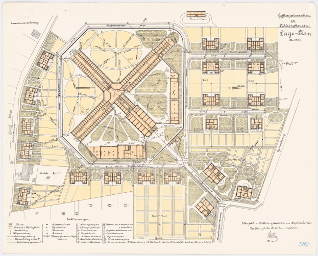 Ein detaillierter Stadtplan von Köln, Deutschland, der ein Gebäude mit handschriftlichen Textanmerkungen auf Papier zeigt.