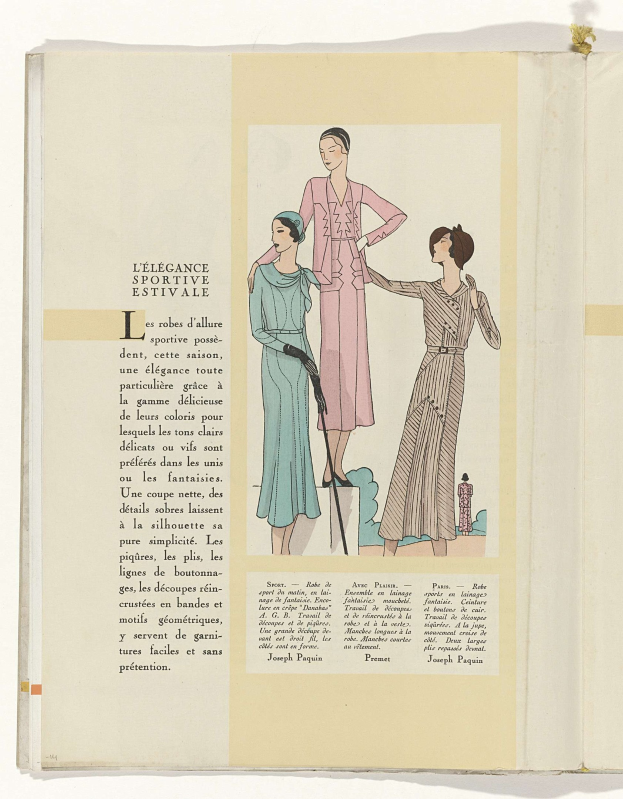 Offenes Buch mit dem Titel "L'élégance Sportive Estivale", das drei illustrierte Frauen in Kleidern mit begleitendem Text und Bildern zeigt.