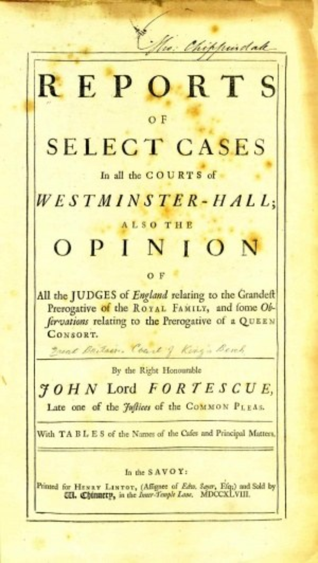 Altes Buch mit dem Titel "Berichte über ausgewählte Fälle vor den Gerichten von Westminster-Hall sowie die Meinung von John Lord Fortescue" aufgeschlagen auf einer Seite mit schwarzer Tinte