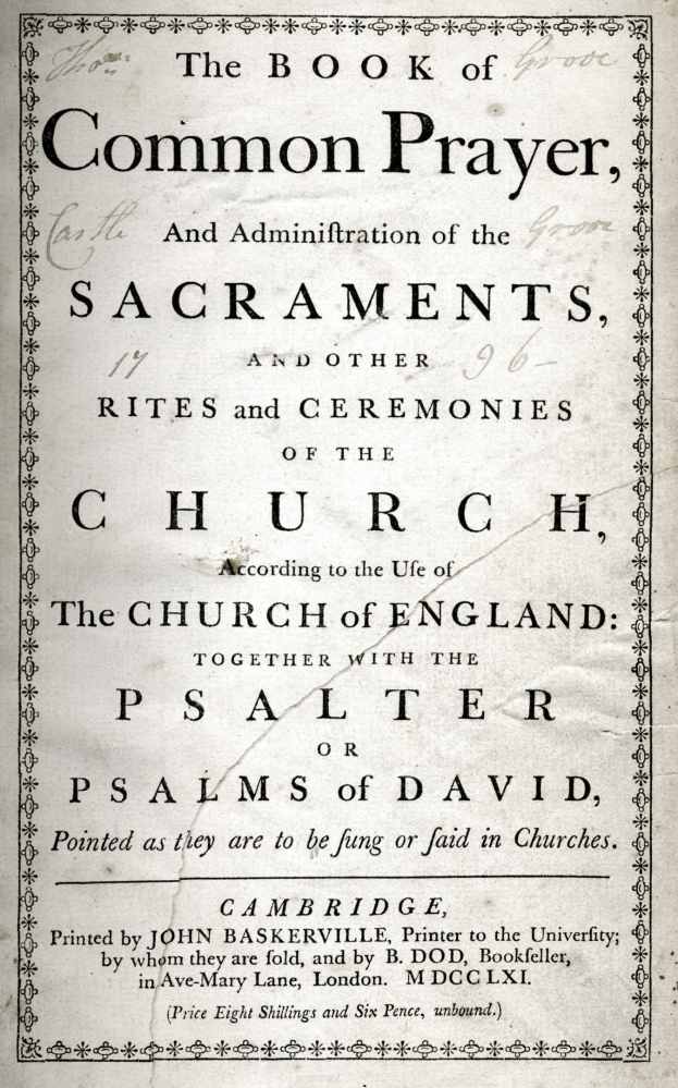 Ein aufgeschlagenes altes Buch mit dem Titel "The Book of Common Prayer and Administration of the Sacraments, Rites and Ceremonies of the Church of England" mit sichtbarem schwarzem Text auf der Seite.