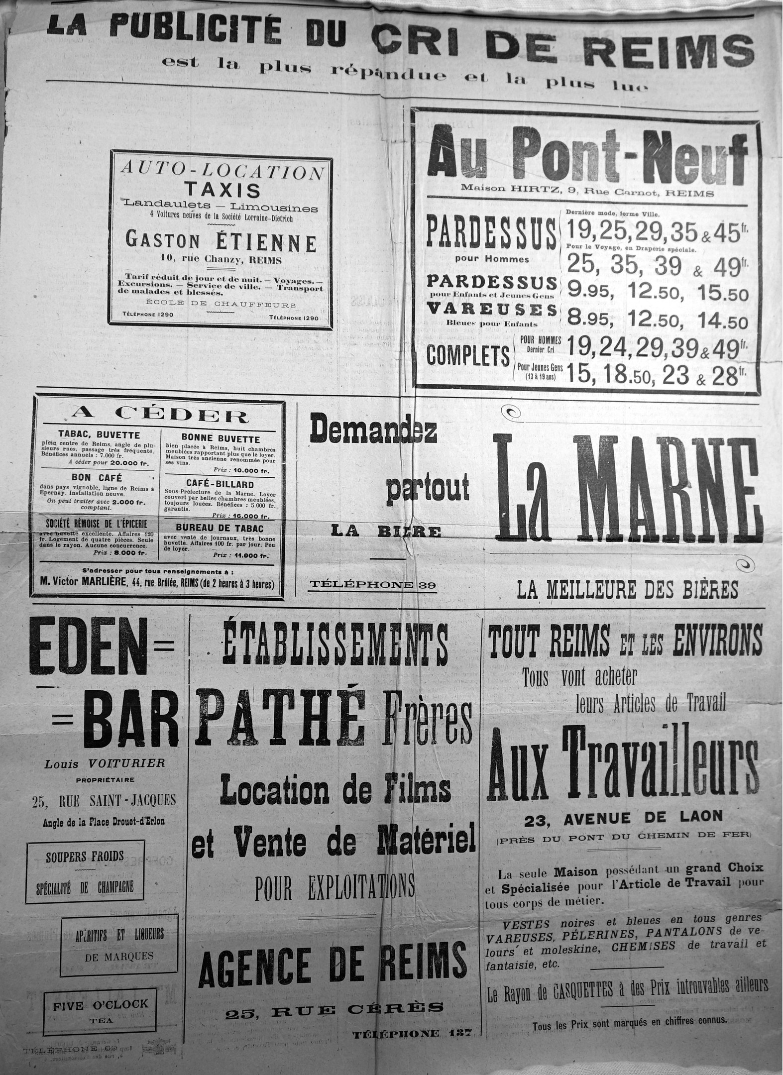 Schwarze und weiße Zeitung voller dichter Text und zahlreichen Anzeigen.