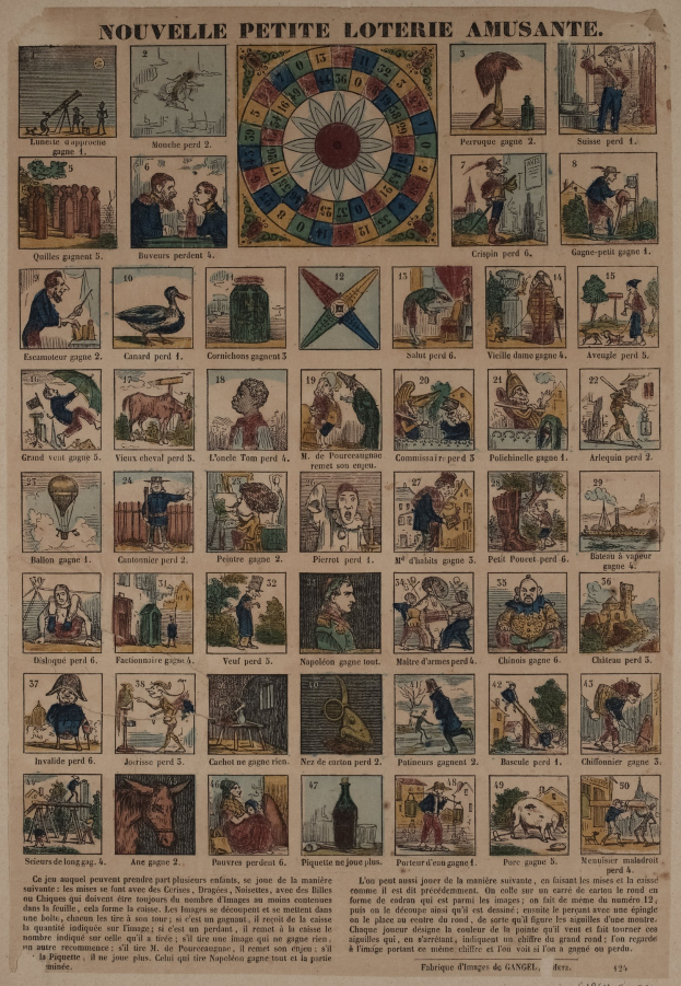 Ein altes Buch mit einem dekorierten Glücksrad umgeben von Text.