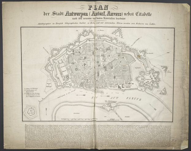 Ein altes Buch mit einer detaillierten Karte von Berlins Straße, Gebäuden und Sehenswürdigkeiten, begleitet von Texten über die Bevölkerung und bemerkenswerte Merkmale der Stadt.