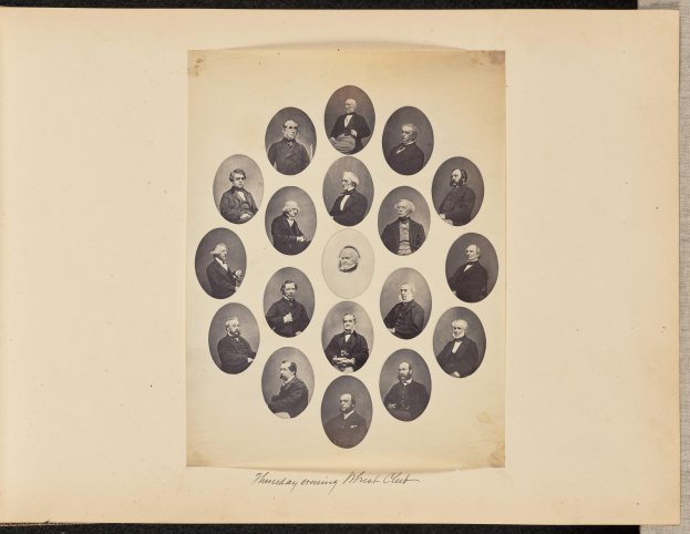 Ein Schwarz-Weiß-Foto einer Gruppe von Männern in Anzügen und Krawatten, die in einem Kreis auf einem Blatt Papier mit Text unten angeordnet sind, der angibt, dass sie Mitglieder des Washington Club sind.