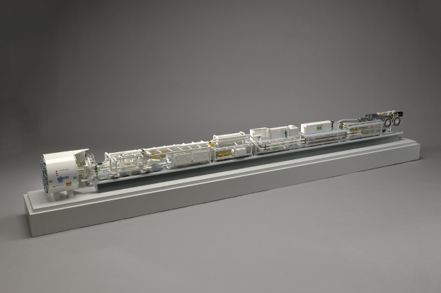 Ein detailliertes Modell des neuen Wasserstoff-Brennstoffzellensystems von Sainsbury's auf einer weißen Oberfläche, das einen Kraftstofftank, einen Kraftstofffilter, eine Kraftstoffdüse und eine Energiequelle zeigt und ihre Verbindungen demonstriert.