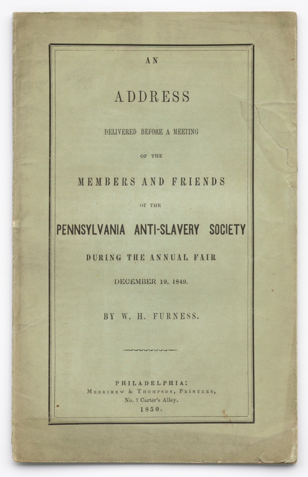 Ein offenes Buch mit dem Titel "Eine Ansprache, gehalten vor einer Versammlung der Mitglieder und Freunde der Pennsylvania Anti-Slavery Society während der jährlichen Messe" auf dem Cover, das eine Seite mit schwarzem Text zeigt.