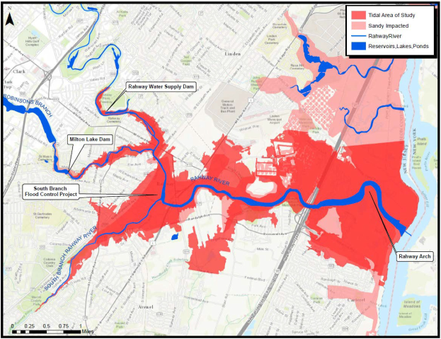 Karte von New York City, die geplante Überschwemmungsrisikozonen in rot und blau zeigt, mit Textdetails zu betroffenen Gewässertypen, Bevölkerung und Projektzeitplan.