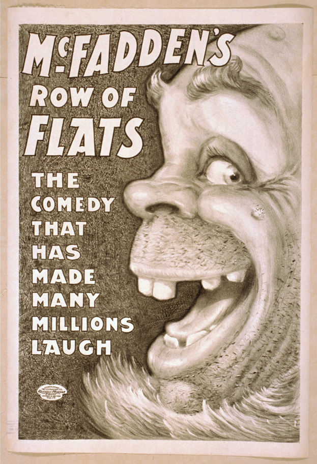 Plakat einer Person mit wildem Haar, weit aufgerissenen Augen und einem breiten Grinsen, vor einem hellgelben Hintergrund, mit der Aufschrift "McFadden's Row of Flats: Die Comedy, die viele Millionen zum Lachen gebracht hat."