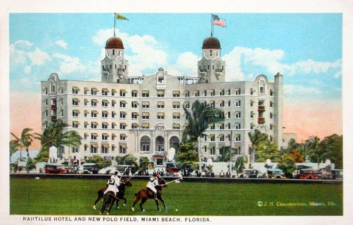 Postkarte des Nautilus Hotels und des neuen Polo Felds in Miami Beach, Florida, zeigt ein Gebäude mit Fenstern, Bäumen, Fahrzeugen, Menschen und einen bewölkten Himmel mit Text unten.