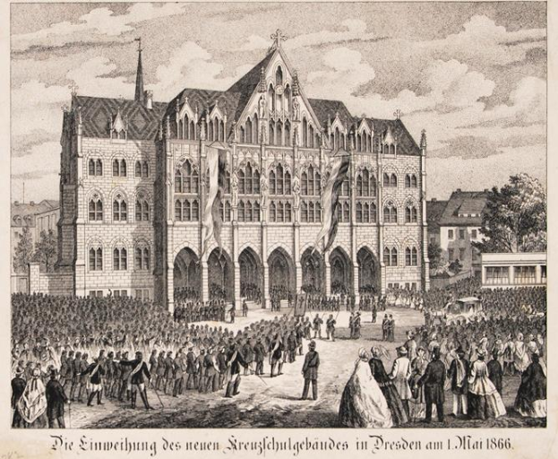 Eine große Menschenmenge steht vor einem Gebäude mit Fenstern, Bäumen und einem bewölkten Himmel im Hintergrund, mit Text unten, der "1866 - die Einweihung des neuen Kreuzschulgebäudes in Dresden" lautet.