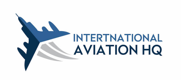 Ein blau-weißes Flugzeug mit ausgebreiteten Flügeln und einem nach oben zeigenden Heck, mit "International Aviation HQ" in fetter weißer Schrift, vor einem weißen Hintergrund.