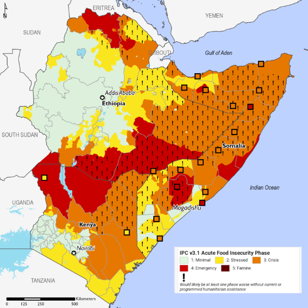 Eine Karte von Afrika mit farblich kodierten Ländern, die den prozentualen Anteil an Lebensmittelunsicherheit darstellen, begleitet von Texten, die die Schwere der Lebensmittelunsicherheit in jedem Gebiet beschreiben.