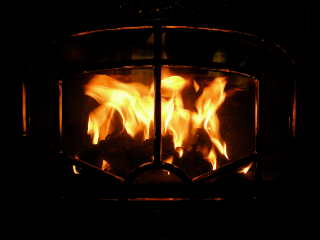 Feuer brennt in einem Kamin