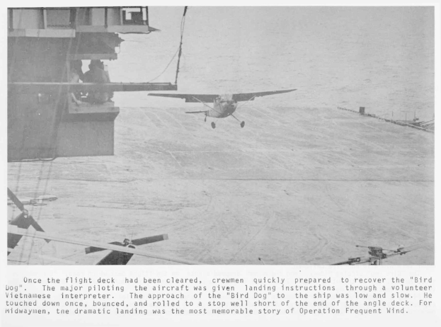 Flugzeuge fliegen am Himmel mit Text darunter.