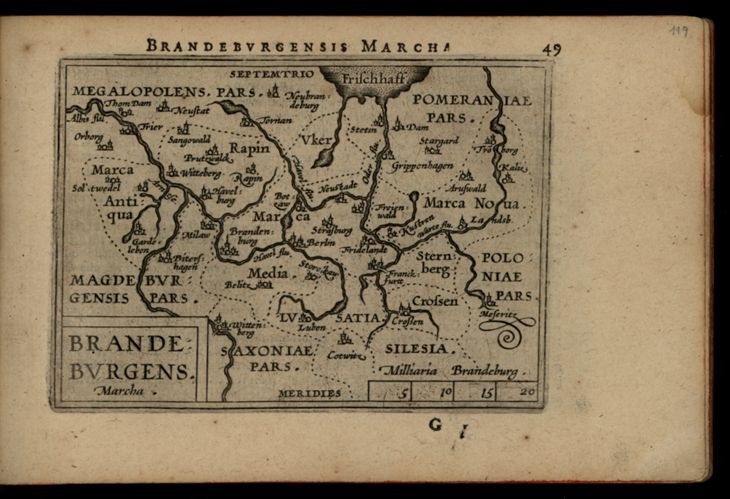 Ein altes Buch mit einem schwarzen Hintergrund, das eine detaillierte Karte der Region Brandenburg in Deutschland zeigt, einschließlich geografischer Merkmale wie Flüsse, Berge und Städte, zusammen mit Texten, die zusätzliche Informationen über die Region bereitstellen.