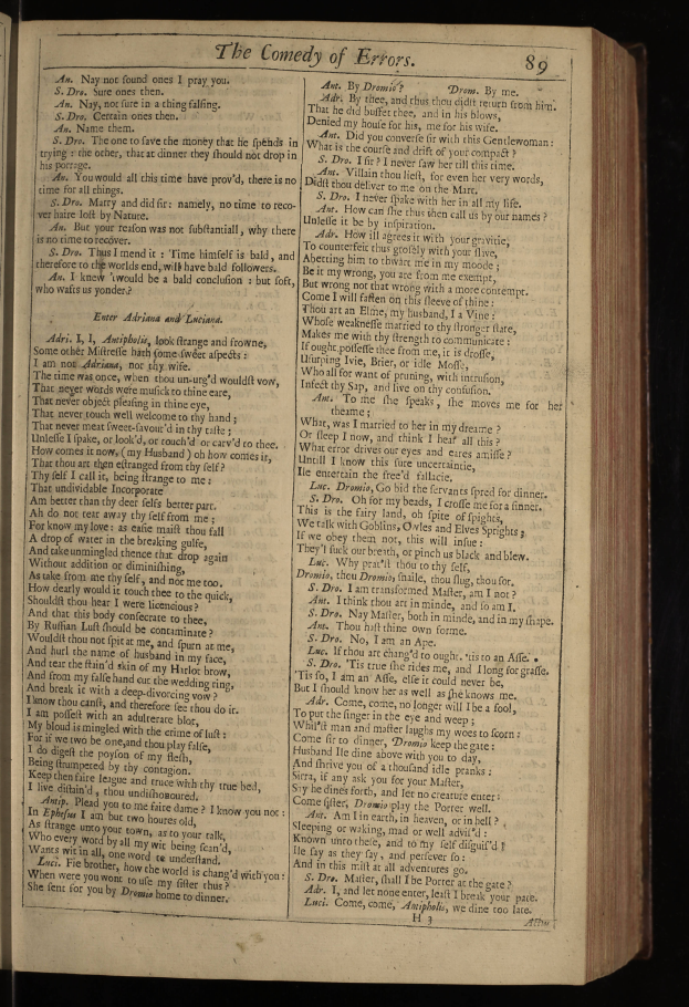 Ein aufgeschlagenes Buch mit schwarzem Hintergrund und einer Textseite mit der Überschrift "Die Komödie der Irrtümer" in fetter weißer Schrift, wobei jedes Wort in einer anderen Schriftart und Farbe geschrieben ist.