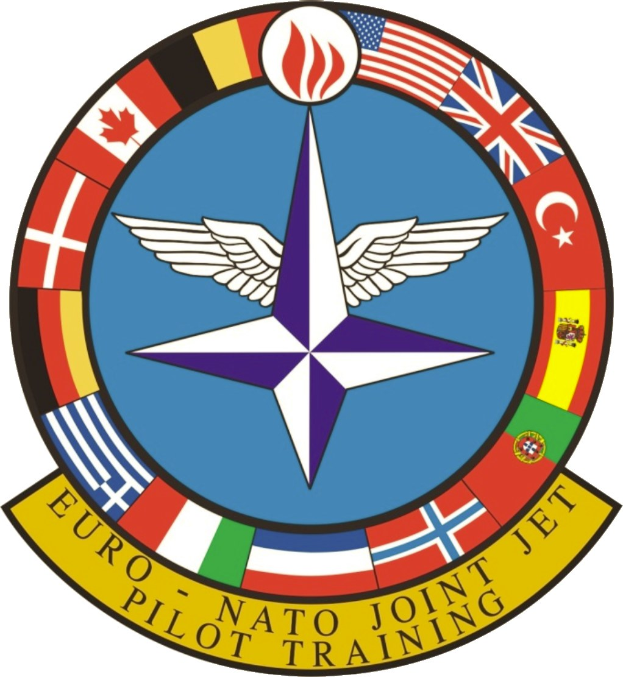 Logo der NATO-Joint-Jet-Pilot-Ausbildung mit einem blauen Kreis mit einem weißen Stern, umgeben von vier farbigen Flaggen und der weißen Beschriftung 'NATO Joint Jet'.