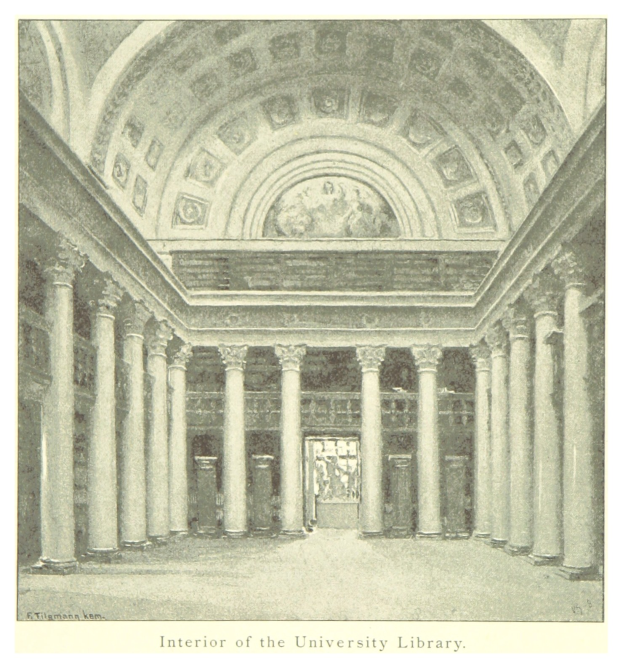 Innenansicht einer Universitätsbibliothek mit beeindruckenden Säulen und detaillierten Deckenentwürfen, mit Text am unteren Rand.