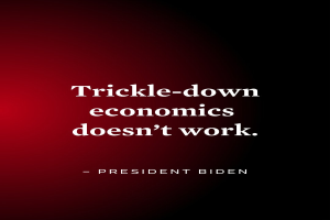 Ein Plakat mit fetter schwarzer Schrift, die den Text 'Trickle-Down Economics Doesn't Work' auf einem weißen Hintergrund zeigt, eingerahmt von einem schmalen schwarzen Rand, begleitet von einem Zitat des Präsidenten Biden.