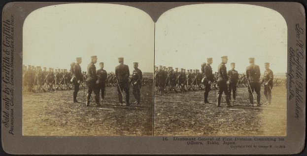 Ein altes Collage-Foto, das eine Gruppe von Militärangehörigen in der Mitte zeigt, mit Soldaten, die im Hintergrund Gewehre halten.