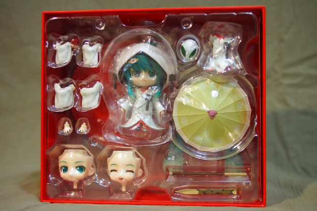 Ein Karton mit verschiedenen Spielzeugen.