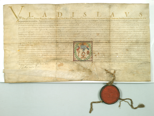 Ein altes Dokument mit einem roten Wachssiegel am unteren Ende, das wie ein Vertrag mit Text und einer Siegelillustration aussieht.