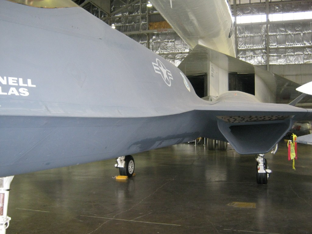 Ein gro├če kommerzielles Flugzeug im Flug.