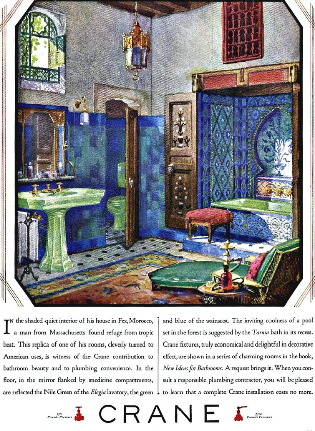 Ein Badezimmerszenario mit einem Waschbecken, Wasserhahn, Spiegel, Lampe, Fenster, Tür, WC, Hocker, Stuhl, Badewanne und einem Teppich, dargestellt in einer Buchillustration mit gedrucktem Text.