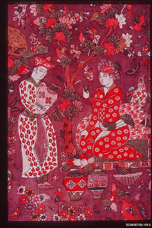 Gemälde eines Mannes und einer Frau in traditioneller chinesischer Kleidung umgeben von Blumen, Vögeln und dekorativen Gegenständen, gerahmt in einem klassischen Foto Rahmen.