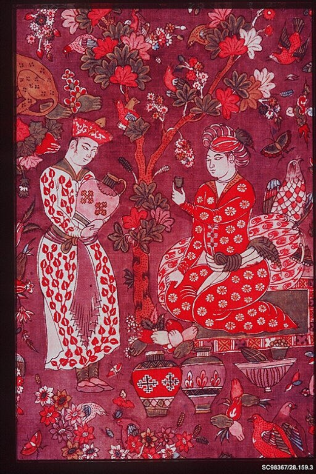 Gemälde eines Mannes und einer Frau in traditioneller chinesischer Kleidung umgeben von Blumen, Vögeln und dekorativen Gegenständen, gerahmt in einem klassischen Foto Rahmen.