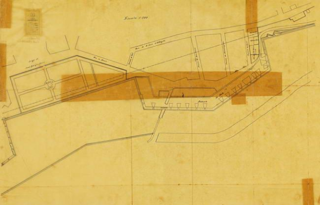 Ein detaillierter Architekturplan eines Bauentwurfs auf Papier, der den Grundriss, Fenster, Türen und die Umgebung zeigt und mutmaßlich der Lageplan für die neue York State Penitentiary ist.