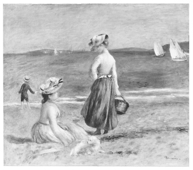 Zwei Frauen und ein Kind am Strand mit einem Hund zu ihren Füßen, Boote auf dem Wasser, Hügel und ein klarer Himmel in einem Schwarz-Weiß-Foto.