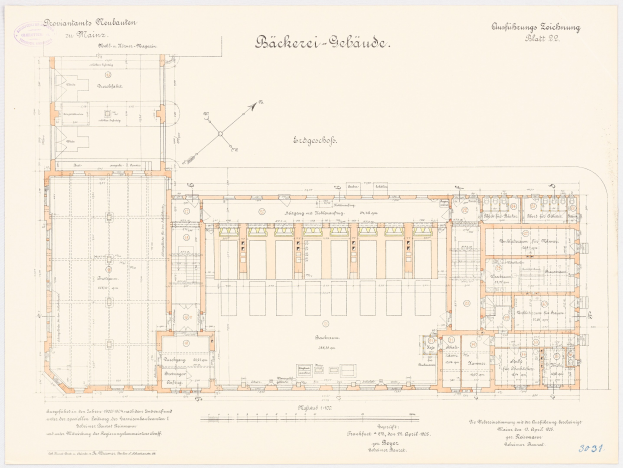 Schwarz-weißer architektonischer Grundriss eines großen Gebäudes mit zahlreichen Räumen, Fenstern und Türen, beschriftet mit Text, der das Layout beschreibt.