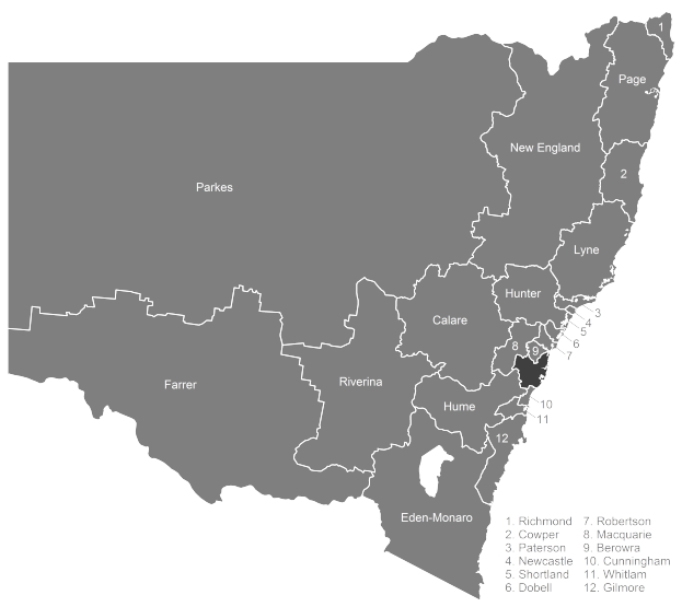 Eine Karte von New South Wales mit in Schwarz hervorgehobenen Countys und zusätzlichen Informationen über die Countys auf der rechten Seite.