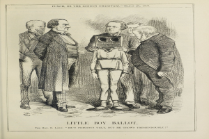 Zeichnung eines kleinen Jungen mit einer Kamera, umgeben von Menschen, mit dem Text "Kleiner-Junge-Stimme" unten.