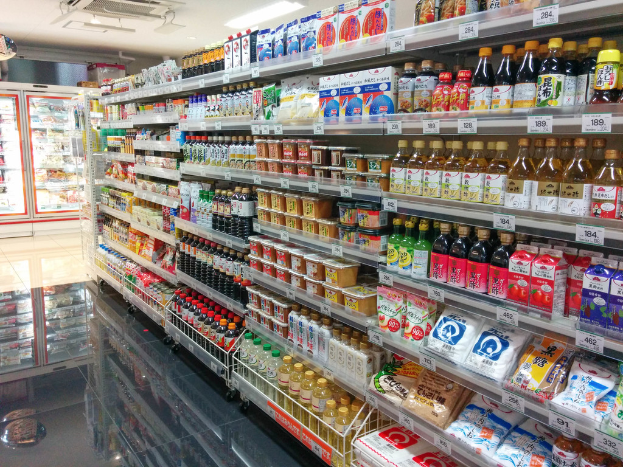 Ein Supermarktinneres mit verschiedenen Lebensmitteln auf Regalen.