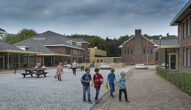 Eine Gruppe von Kindern und Frauen, die auf dem Boden gehen, mit Häusern, Bäumen und einem bewölkten Himmel im Hintergrund.