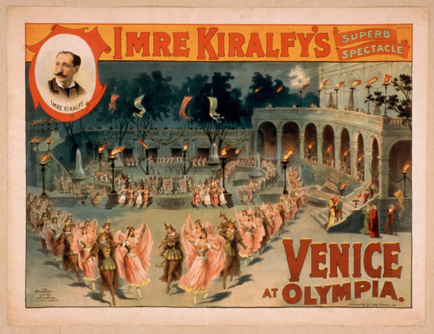 Plakat für Imre Kiralfys Super-Spektakel in Venedig bei Olympia, das kostümierte Künstler vor einem gebogenen und säulengeschmückten Gebäude mit Laternenmasten und Bäumen im Hintergrund zeigt.
