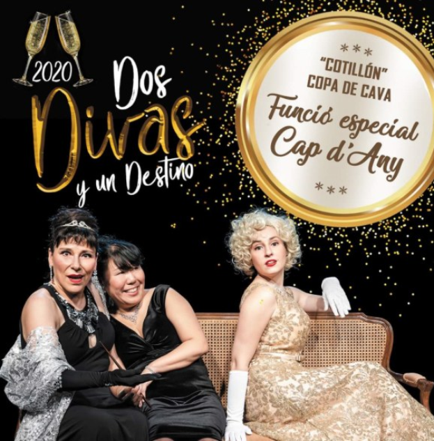 Drei Frauen, die auf einer Couch sitzen und lächeln, mit dem Text 'dos divas y un destino' in einem abgedunkelten Raum.