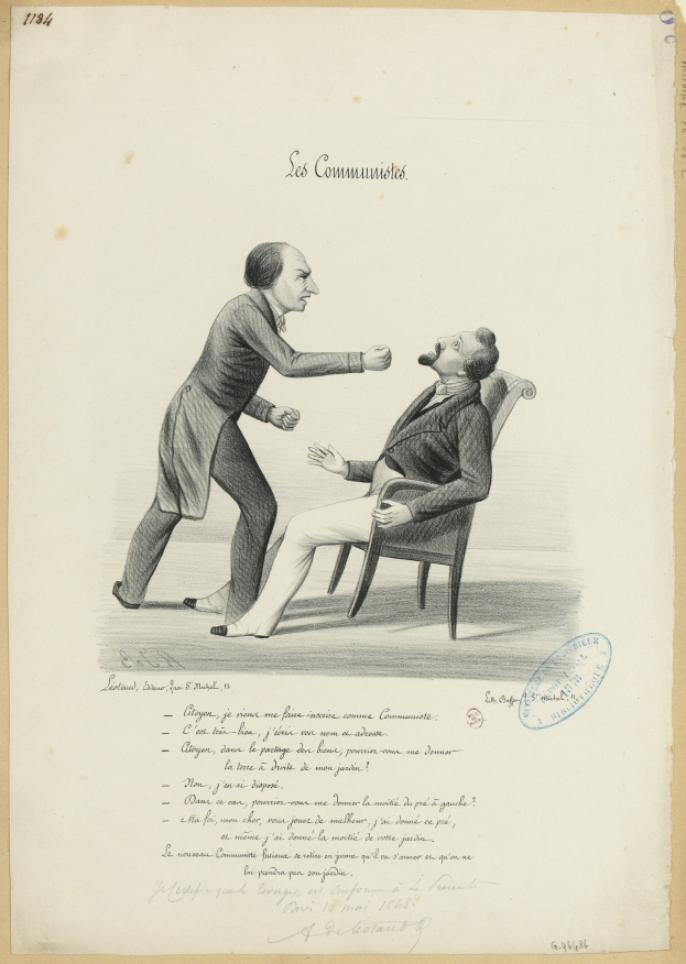 Zwei Männer in einer formellen Umgebung streiten, einer sitzt in einem Stuhl und der andere steht, auf einem papierbedeckten Boden mit sichtbarem Text.